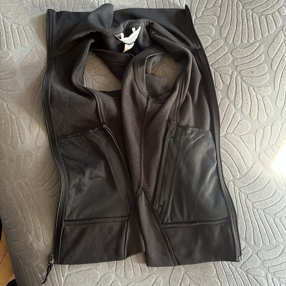 Columbia (WORN A FEW TIMES-NOT NEW- NO TAGS) Black Fleece Techy Trekker Vest - Picture 4 of 12
